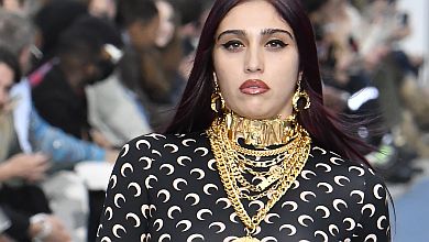 Дочка Мадонни на подіумі в Парижі посвітила формами в комбінезоні 