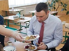 Кличко поснідав гречкою та бурячком за 8 гривень. ФОТО