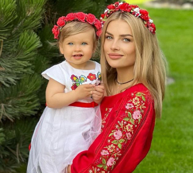 Дружина Зінченка показала, як 1-річна донька вивалялася у своєму першому снігу