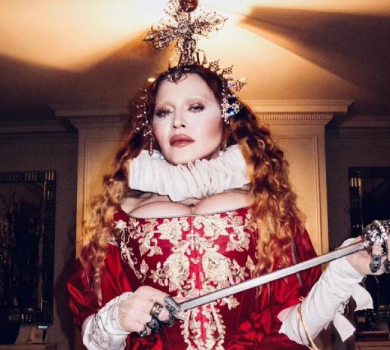 Чирвова королева Мадонна похизувалася пишним бюстом під час походу за цукерками