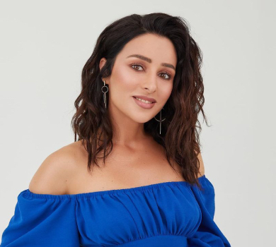 Файна чічка Огнєвіч у гуцульському костюмі подуділа в трембіту