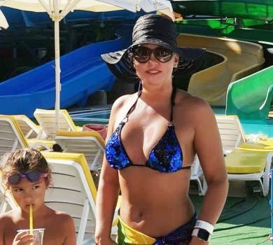 Дівчата відпочивають: Камалія з дочками показалася в купальнику