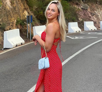 Білодід у червоній сукенці в горошок продемонструвала свій найкращий аксесуар. ФОТО