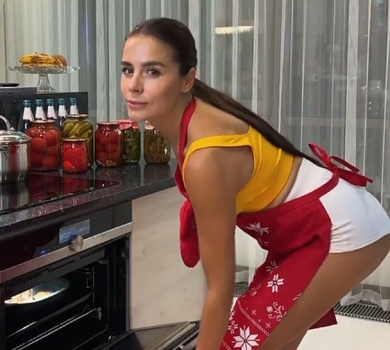 Онуфрійчук у топі та ультракоротких шортах показала, чим розважає себе вдома