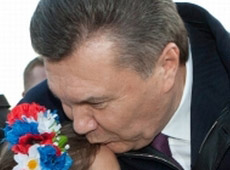 Янукович цілувався і танцював з дівчатами. ВІДЕО