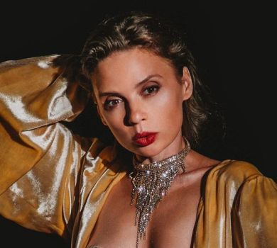 Карпа у золотому знялася з блискучими наліпками на голих грудях 