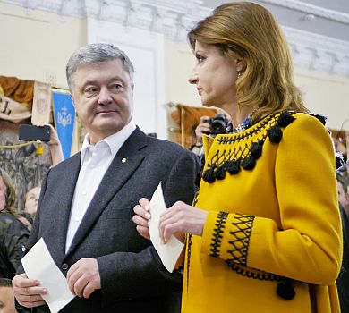 Вибори-2: перша леді у жовтому пальті, Зеленський в футболці та Вакарчук у вишиванці