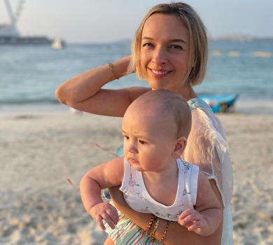 Фролова показала 11-місячного сина на дубайських канікулах. ФОТО