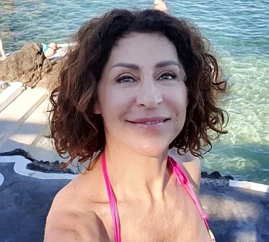 Надія Матвєєва в квітчастому купальнику попозувала на Мадейрі