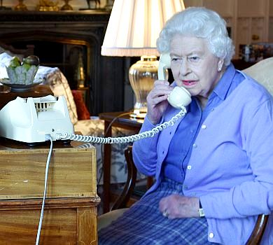 Руки з кишень!: Єлизавета ІІ, прем'єр Джонсон та олдскульні телефони насмішили мережу