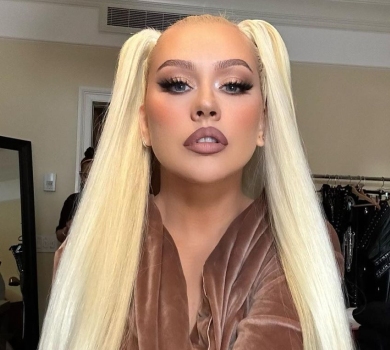 Агілера в спідниці-торбинці вразила фанів стрункістю. ФОТО