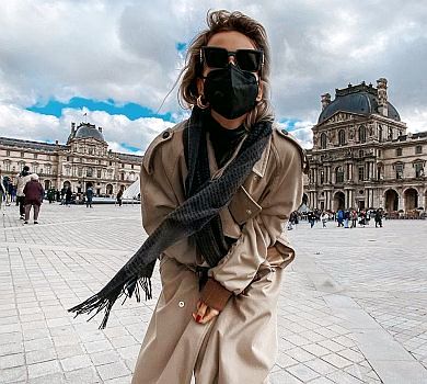 Лобода в масці на тлі зачиненого Лувра закликала пам'ятати про гігієну