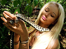 Одеська Барбі побавилася зі змією. ФОТО