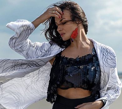 Мейхер у сарафані на голі груди замріяно постояла коло моря. ФОТО