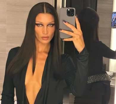 Белла Хадід iз декольте до пупа наробила звабливих селфі