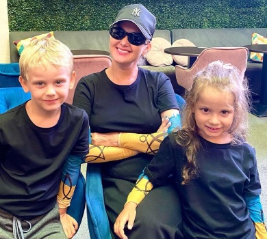 Бужинська з дітьми в Бухаресті вигуляли українські бренди