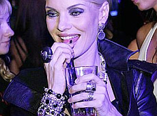 Окунська з дітьми напарює людям ліки