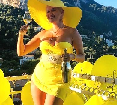Жовте міні та шампанське зрання: Бужинська відсвяткувала своє 40-річчя