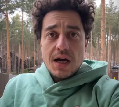 Режисер шоу Орел і Решка Синельников заспівав гімн під вибухи в окупованій Бучі