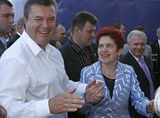 Дружину Януковича викупали за вірші під горілку