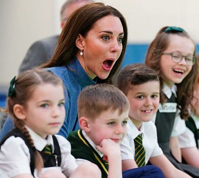 Міддлтон у блузці за $200 та пальті улюбленого бренду заїхала побавити діток до шотландської школи