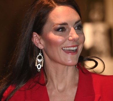 Вогняно-червоний монолук і геометрія в вухах: яскравий вихід Міддлтон у Лондоні