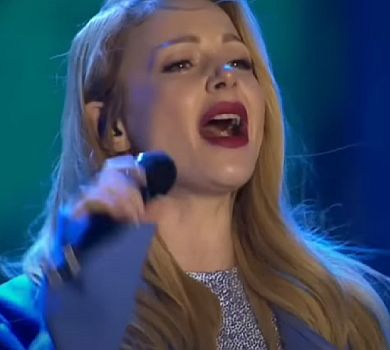 Непохитна ненька: Кароль у Берліні заспівала хіт Forever Young з українськими словами. ВІДЕО