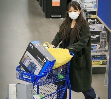 Некоролівські будні: японську принцесу Мако, що проміняла титул на кохання, підловили в супермаркеті без охорони
