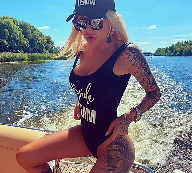 Відьма Морозюк в купальнику обіцяє навчити не гладшати від млинців та гамбургерів