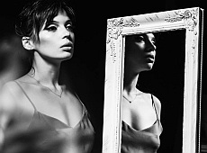 Карпа оголила сідниці та спину з шумерським тату. ФОТО