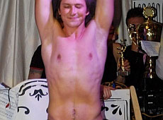 Гусін пив, Педан роздягався, а ТНМК жував торт