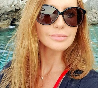 Жінка Медведчука посвітила засмаглим тілом із надувного бублика