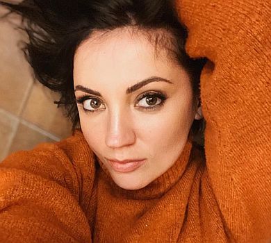 Цибульська у мереживному боді розказала, як не вбити коханого на карантині