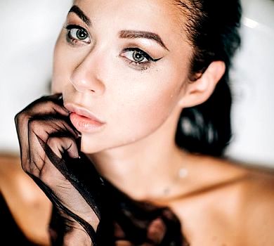 Тактильний діалог: Логунова показала чуттєве ВІДЕО зі своєї мокрої фотосесії