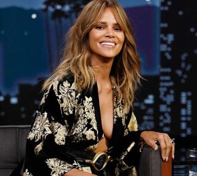 Без бюстгальтера і розріз до пупа: 55-річна Холлі Беррі вразила провокативною сукнею