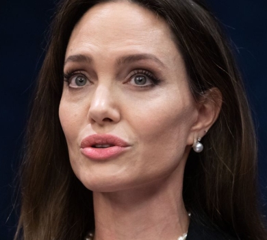 Джолі після візиту до Львова показала шматок шрапнелі, яким гралася маленька дівчинка