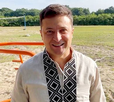 Зеленський у вишиванці та шортах виконав улюблену вправу. ВІДЕО 