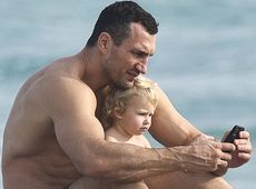 Кличко з доцею поліпили пасочки на пляжі. ФОТО