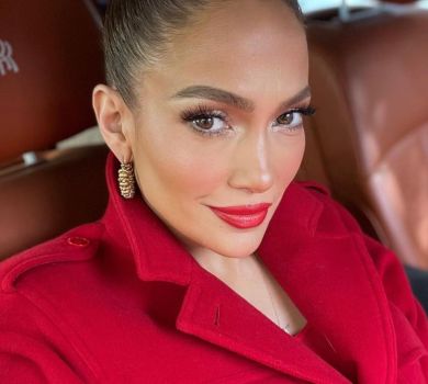 Лопес у total red та з іменною торбинкою попозувала на дивані та коло ялинки 