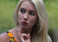 Розинська подоїла корову і знає, що робити з голодним чоловіком