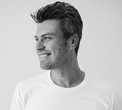 Піаніст Євген Хмара став батьком утретє та показав перші фото малюка