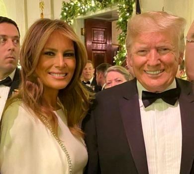 Гадає, що вона Супервумен? Меланія Трамп вигуляла плаття з плащем за $4 тисячі