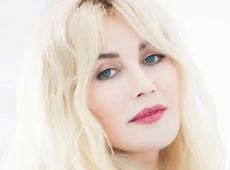 Повалій у кліпі оголила ноги та згадала, як кохалася з художником на підлозі. ВІДЕО