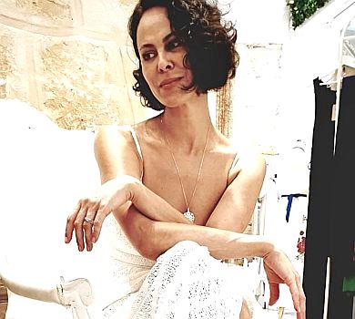 Романтична та сексі: дружина Кличка в Іспанії вигуляла біле декольтоване платтячко