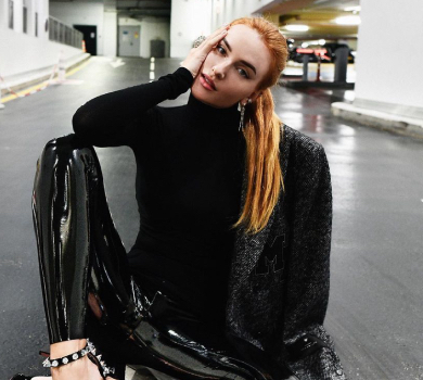 Дочка Фукса на парковці виставила ноги і дупу в латексі