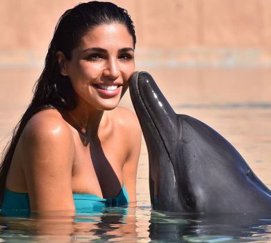 Дімопулос із дітьми та чоловіком розважилися з дельфінами в Дубаї 
