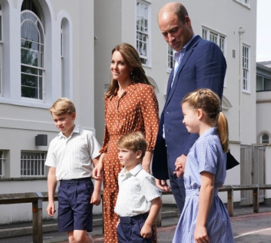 Принц Вільям і Кейт у горошковій сукні вперше відвели дітей до нової школи