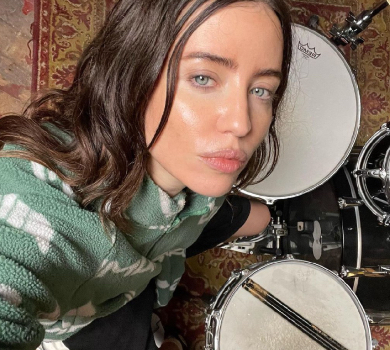 Ніколи не сцяти: Дорофєєва з кривавим носом і побитими пальцями показала бейкстейдж зі зйомок