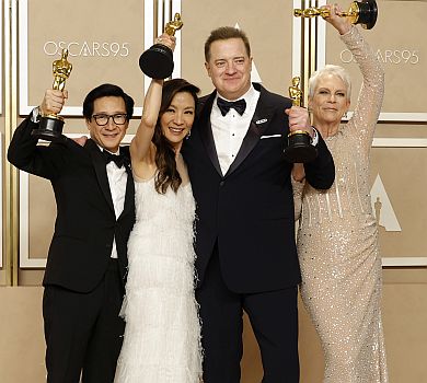 Вогняна Хаєк, Кідман і Беррі з розрізами та сукня українського бренду: найяскравіші луки з хідника Оскар-2023