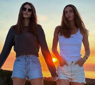 У мінішортах і чоботах: Дементьєва й Кандиба зазнімкувалися на Ібіці